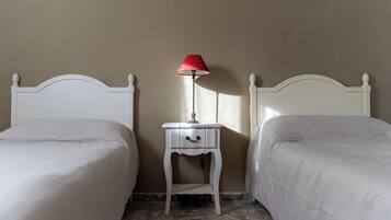 3 slaapkamers, een bureau, een strijkplank/strijkijzer, reisbedje