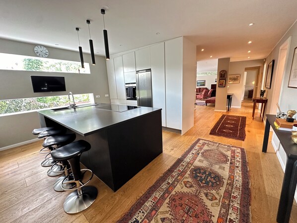 Fridge, microwave, oven, stovetop - Charming Family Home in the Capital Area (Garðabær)