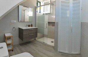 Shower, hair dryer, towels, soap - APT. VISTAMAR (Arico)