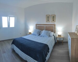 2 habitaciones, tabla de planchar con plancha y ropa de cama 