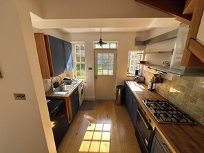 Fridge, microwave, oven, stovetop - Majestic King Room - 30 Mins to City Center, 5 Mins to Shops & Train Station (London)