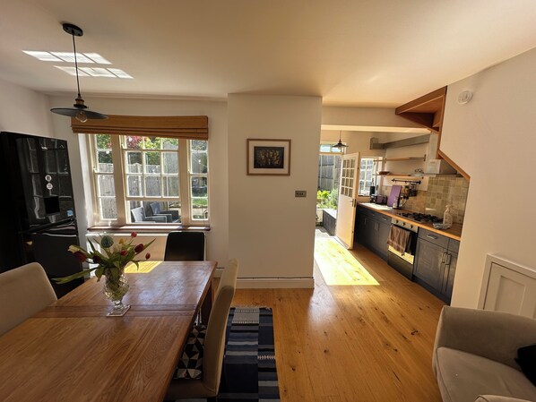 Dining - Majestic King Room - 30 Mins to City Center, 5 Mins to Shops & Train Station (London)