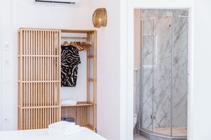 Umweltfreundliche Kosmetikartikel, Haartrockner, Handtücher, Seife