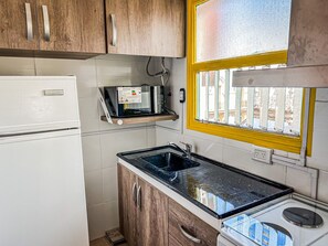 Fridge, microwave, oven, coffee/tea maker