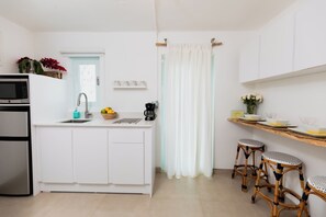 Réfrigérateur, micro-ondes, plaque de cuisson, cafetière/bouilloire