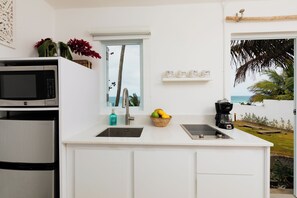 Fridge, microwave, stovetop, coffee/tea maker - White Nest at the Beach (Arecibo)