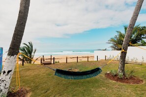 Sun loungers, beach towels - White Nest at the Beach (Arecibo)