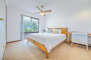 3 bedrooms, desk, WiFi, bed sheets