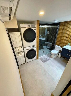 Shower, hair dryer, towels, soap - Modern 2-bedroom apartment in a central location (Shreveport)