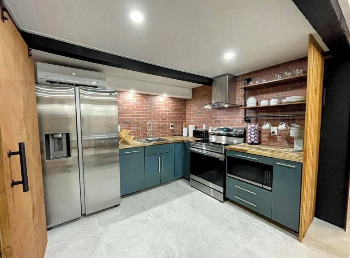 Kjøleskap, mikrobølgeovn, ovn og kokeplater