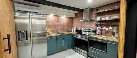 Réfrigérateur, micro-ondes, four, plaque de cuisson