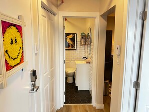 Regadera, secadora de cabello, toallas, papel de baño 