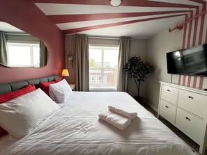 1 habitación, escritorio, tabla de planchar con plancha y wifi 