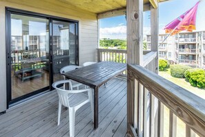 Outdoor dining - In Duck with Community Pool & Beach Access (Duck)