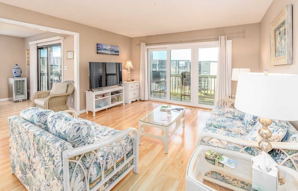 TV, offices - In Duck with Community Pool & Beach Access (Duck)