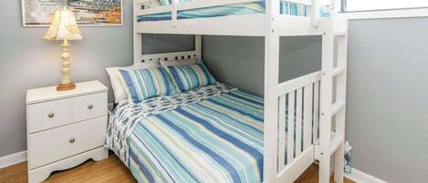 2 bedrooms, desk, iron/ironing board, WiFi