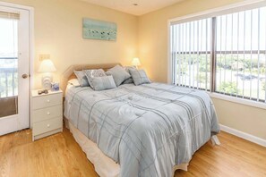 2 bedrooms, desk, iron/ironing board, WiFi - In Duck with Community Pool & Beach Access (Duck)