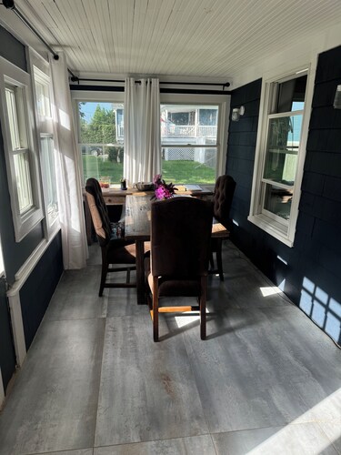 
Cozy, serene waterfront 3- br cottage Walk to beach, minutes to Both L.I. Forks