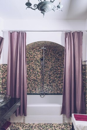 Regadera y secadora de cabello 