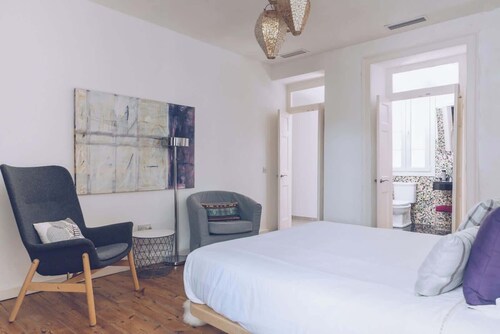 Chic & Luxurious 2-BR Escape Designed for Elegance