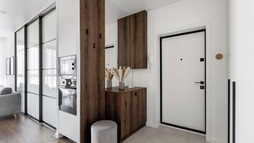 Estudio Confort, vistas a la ciudad | Cortinas opacas y sistema de insonorización
