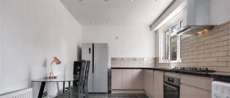 Lägenhet | Eget kök | Kylskåp, mikrovågsugn, ugn och spishäll