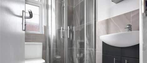 Appartement | Salle de bain | Douche, serviettes fournies