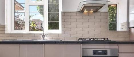 Appartement | Cuisine privée | Réfrigérateur, micro-ondes, four, plaque de cuisson
