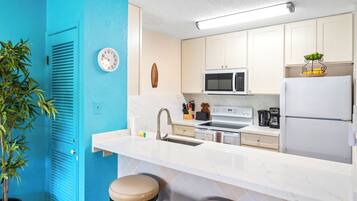 ثلاجة، ميكروويف، فرن، موقد طهي مسطح