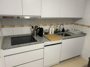 Appartement | Cuisine privée | Réfrigérateur, micro-ondes, four, plaque de cuisson