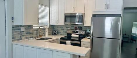 Frigorifero, microonde, forno, piano cottura