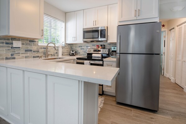 Refrigerador, microondas, horno, placa de cocina
