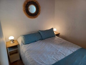 2 bedrooms, iron/ironing board, WiFi, bed sheets
