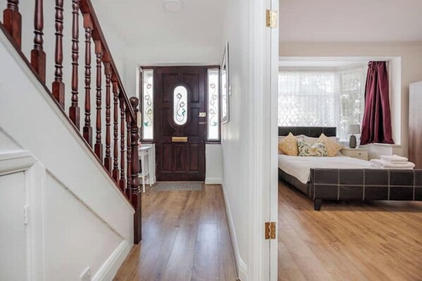 4 bedrooms, free WiFi, bed sheets - Amazing 4 Bedrooms House near Romford Station (ROMFORD)