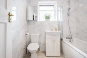Handtücher, Seife, Shampoo, Toilettenpapier