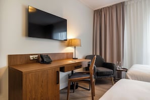 In-room safe, desk, laptop workspace, soundproofing - Hotel Opera (Bialystok)