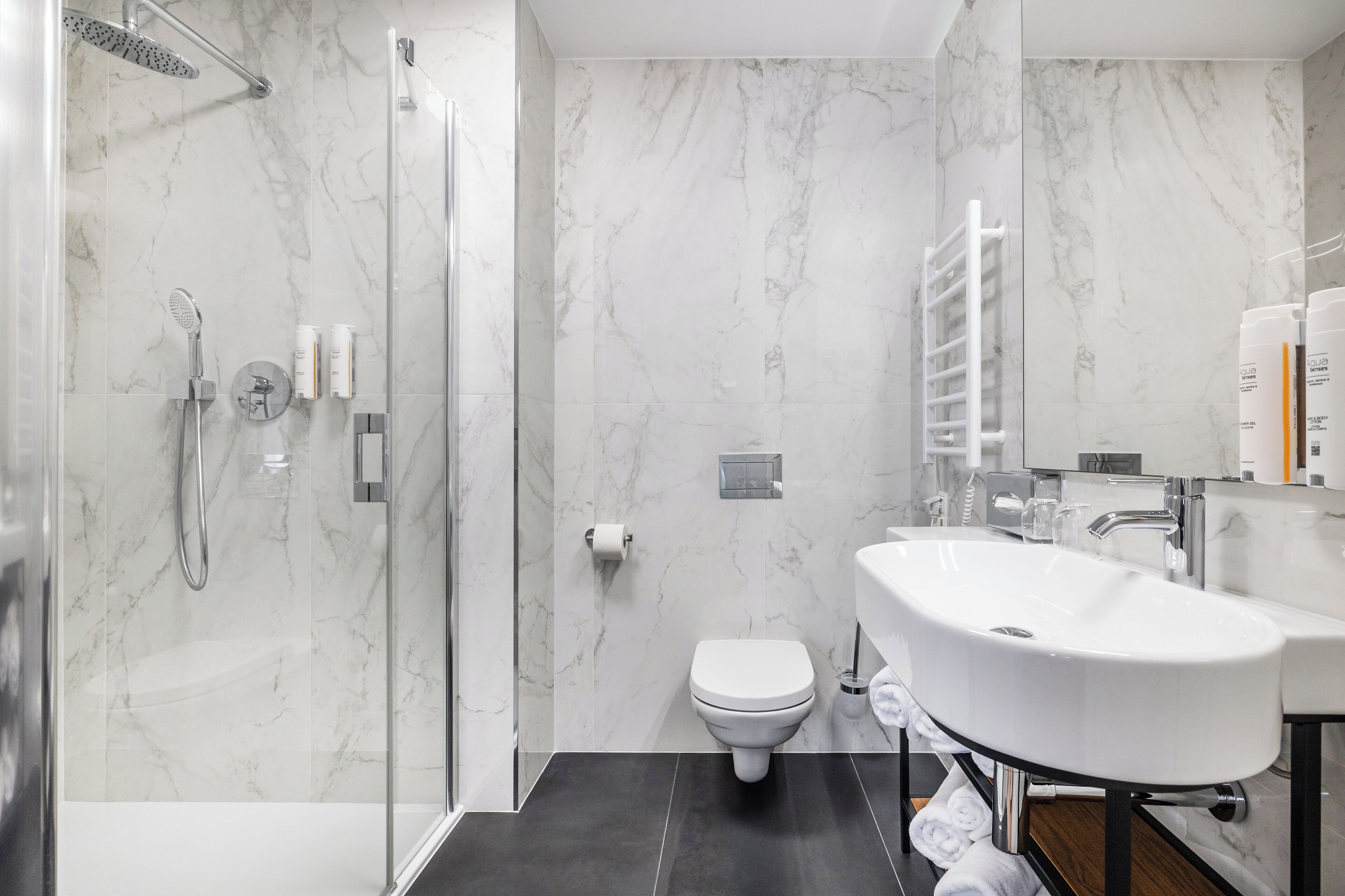 Deluxe Studio Suite | Bathroom | Shower, hair dryer, slippers, towels