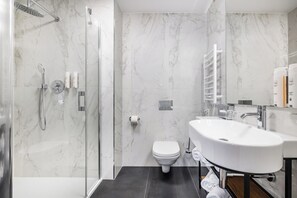Deluxe Studio Suite | Bathroom | Shower, hair dryer, slippers, towels
