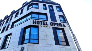Un edifici modern amb el rètol "HOTEL OPERA" que indica que és un hotel.