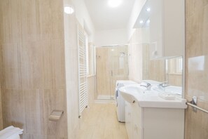 Douche, sèche-cheveux