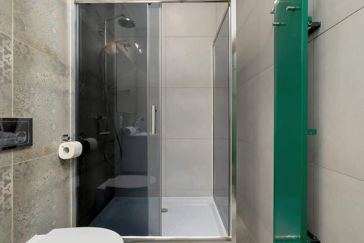 Regadera y secadora de cabello 