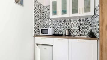 Refrigerador, microondas, parrilla de estufa y tetera eléctrica