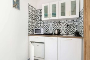 Kühlschrank, Mikrowelle, Herdplatte, Wasserkocher