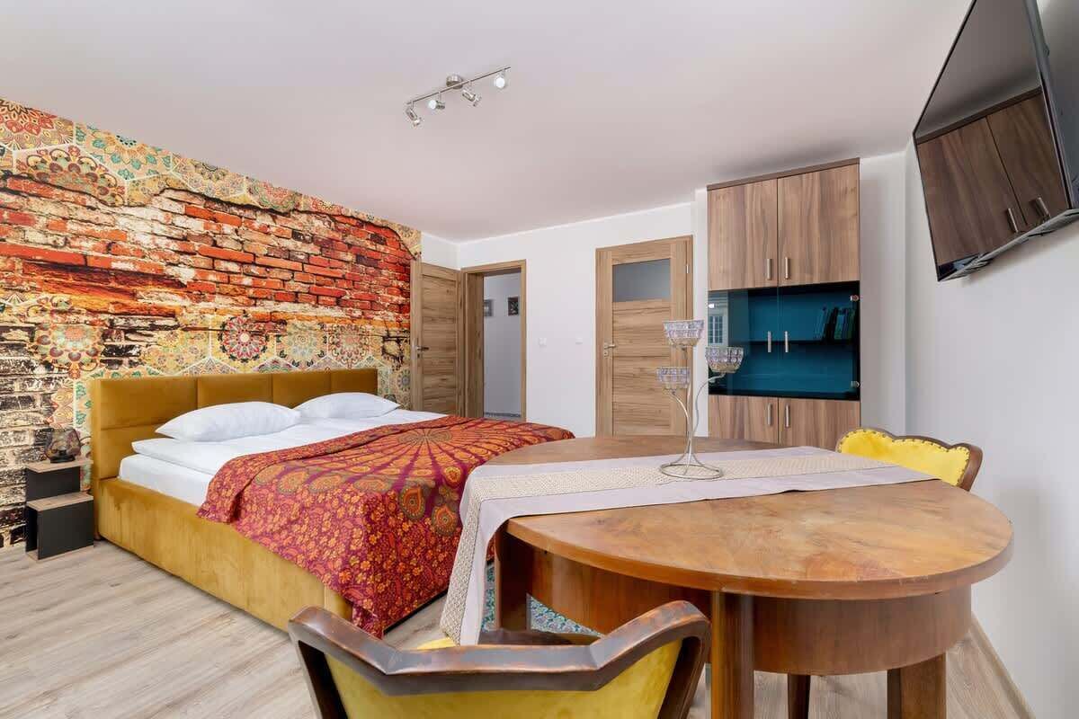 Tabla de planchar con plancha, wifi y ropa de cama 