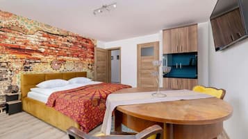 Tabla de planchar con plancha, wifi y ropa de cama