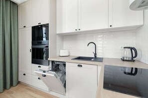 雪櫃、微波爐、焗爐、爐具