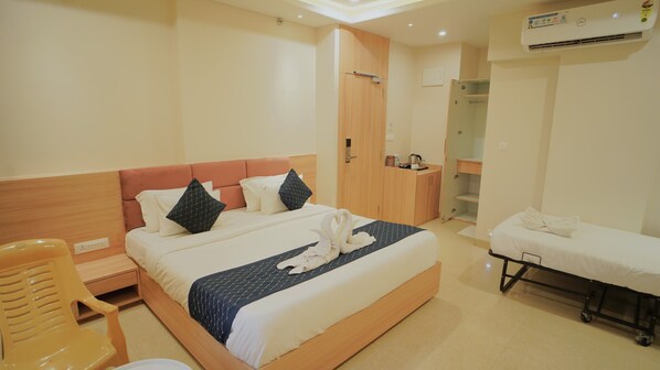 Premium Room | Egyptian cotton sheets, premium bedding, memory foam beds, desk - Hotel Rudura Palace (Udaipur)