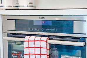 Een koelkast, een microgolfoven, een oven, een vaatwasser