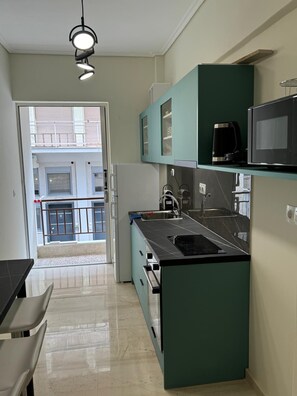 Kühlschrank, Mikrowelle, Ofen, Herdplatte