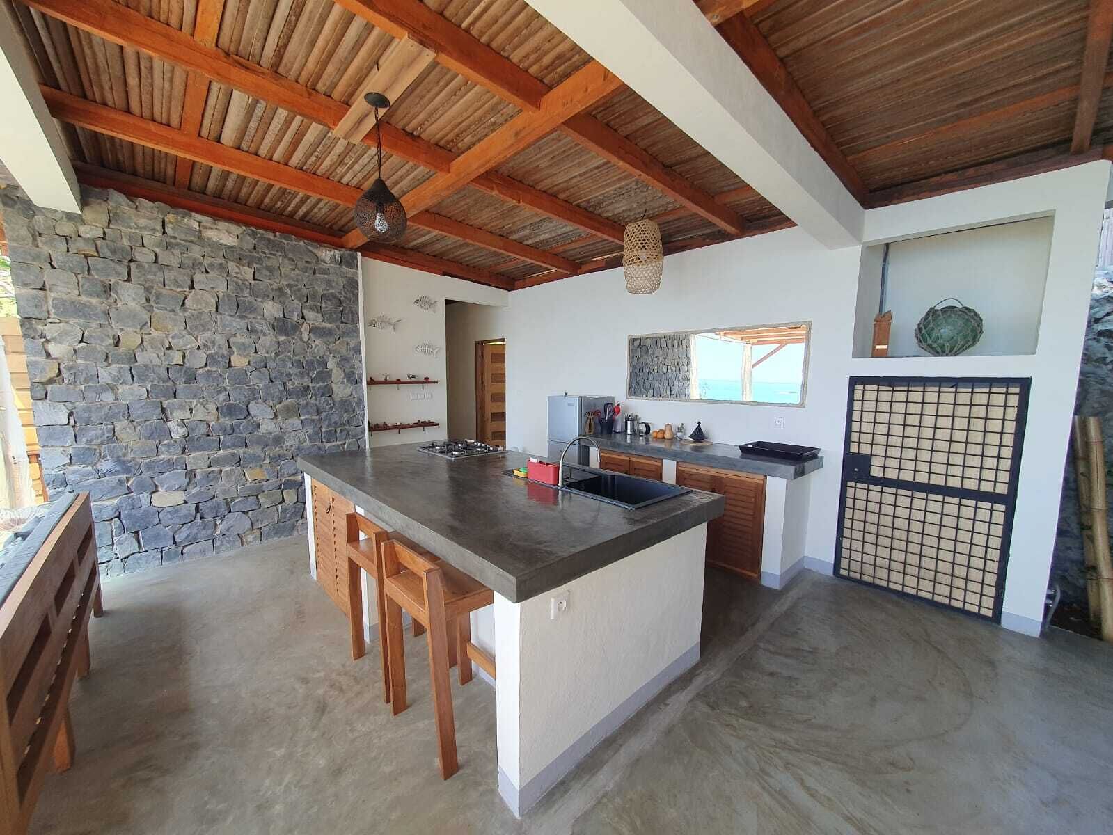 Geladeira, fogão, cooktop, talheres/pratos/utensílios de cozinha